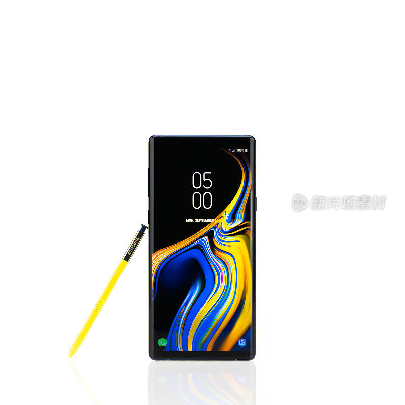 工作室拍摄的新三星Galaxy Note 9智能手机的海洋蓝色和黄色S-Pen触笔，孤立在白色背景